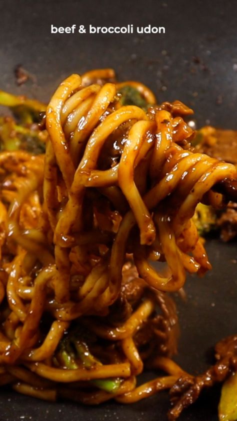 Perfect meal for a busy day, a bowl of beef udon with broccoli. I can not ask more than this, let's try this recipe. Beef Udon, Easy Beef And Broccoli, 15 Minute Dinners, Beef Flank Steak, Beef Flank, Beef Broccoli, Chinese Recipe, Dinner Today, Beef And Broccoli