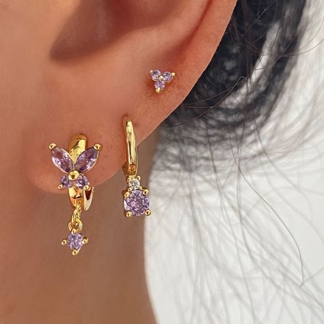 Triple Stud Earrings, Pretty Helix Piercing, Pink And Gold Earring Stack, Purple Earring Stack, Earrings 3 Holes Ideas, Green Earring Stack, Gold And Purple Jewelry, Third Hole Ear Piercing, Second And Third Ear Piercing