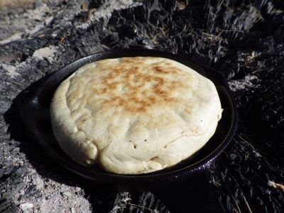 Making Bread Without An Oven - The Pioneer Way - Off The Grid News Bannock Bread, Survival Cooking, Preparedness Ideas, Historical Recipes, Dutch Oven Cooking, Traditional Recipes, Bread Making, Campfire Cooking, Emergency Food