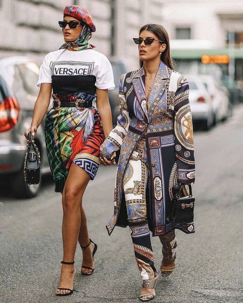 🌏 A Beauty Feature on Instagram: “Milan Fashion Week SS19 @streetrends -  @martalozanop @dulceida #streetstyle #streetfashion #streetwear #streetphotography…” Street Mode, Looks Pinterest, Walking Down The Street, White Mini Skirt, Neue Outfits, Looks Street Style, Olivia Palermo, 2019 Fashion, Fashion Week Street Style