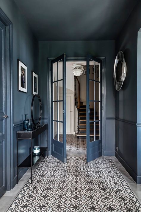 Vstupná Hala, Interior Design Blogs, Dark Ceiling, Dark Hallway, Hallway Inspiration, Design Blogs, 아파트 인테리어, Entry Way, Entrance Hallway