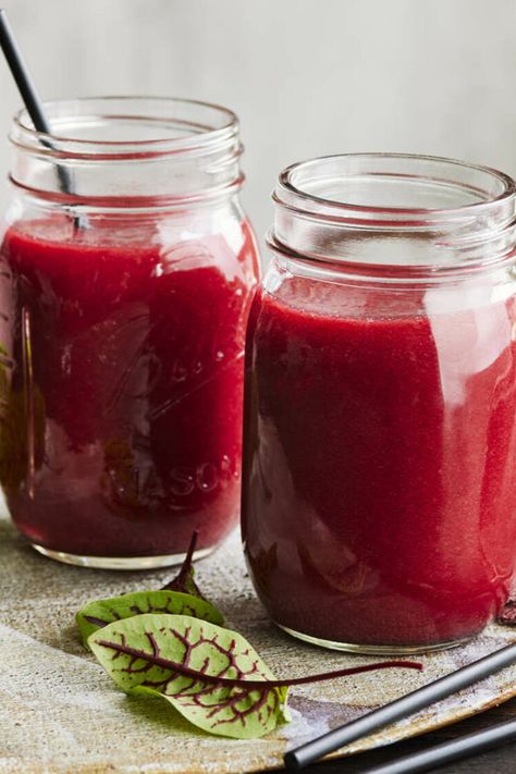 Gesund & lecker durch den Tag: Das gelingt dir mit diesem fruchtigen Rote-Bete-Smoothie! Ein stärkendes Zusammenspiel aus der roten Knolle, Karotte, saftigem Apfel und scharfem Ingwer. Perfekt für den täglichen Immunboost! #smoothie #rotebete #frühstück #drink #vegan Smoothie, Lifestyle