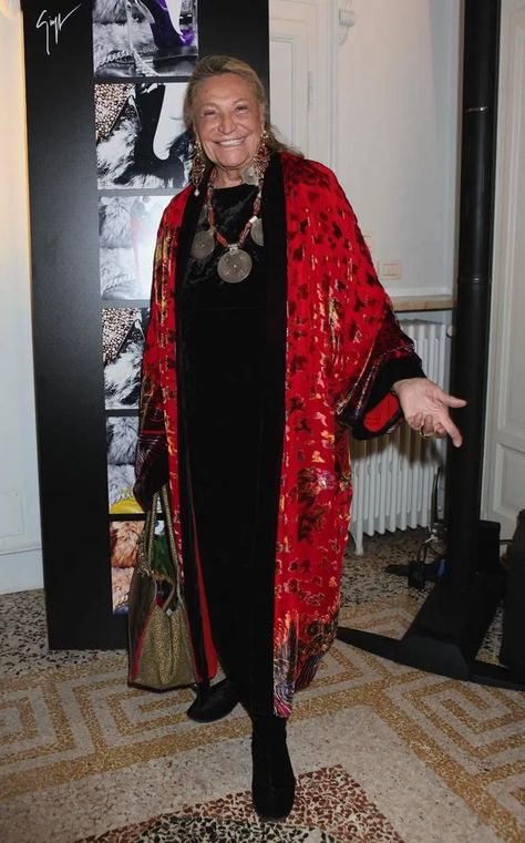 Dress Like An Artist, Moda Over 50, Mode Ab 50, Inexpensive Clothes, Mode Kimono, Sheer Clothing, Expensive Clothes, Older Women Fashion, Mode Boho