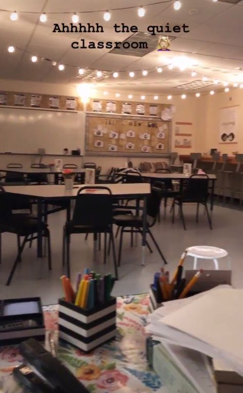 Black Elementary School Teacher, Classroom Decoration Ideas Highschool, Highschool Teacher Aesthetic, Class Decoration Ideas Highschool, Cute Classroom Ideas Highschool, Highschool Class Decor, Highschool Aesthetic Classroom, High School Classroom Design, High School Teacher Aesthetic