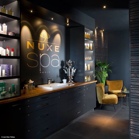 Black And Gold Esthetician Room Ideas, Black Spa Room Interior Design, Black And White Spa Decor, Black And Gold Spa Decor, Black Waiting Room, Dark Moody Salon Suite, Dark Spa Room Ideas, Dark Facial Room, Black Med Spa Aesthetic