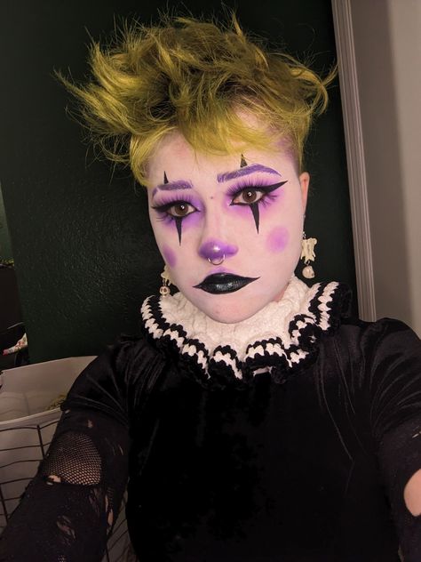 Clown Skeleton Makeup, Alternative Clown Makeup, Fizzarolli Makeup, Jester Makeup Female, Purple Clown Makeup, Goth Clown Outfit, Dark Clown Makeup, Goth Clown, Jester Makeup