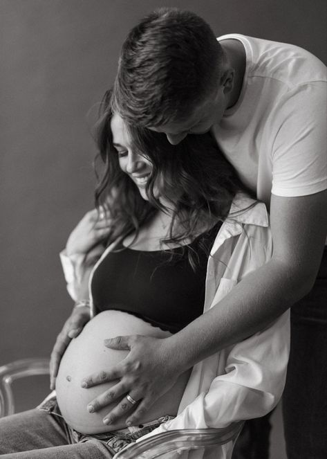 Couple Maternity Photography Ideas, Pregnancy Photos At Home, Couple Pregnancy Pictures, Photography Pregnant, Maternity Studio Photoshoot, Studio Maternity Photos, Shooting Couple, Pregnancy Photos Couples, Shooting Studio