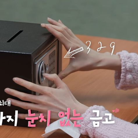 Pretty Hands Korean, Pretty Female Hands, Wonyoung Hands, Pretty Hands Aesthetic, Kpop Hands, Makeup Aesthetic Wallpaper, Feminine Hands, Cute Hands, Slim Hands