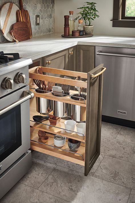 Diamond at Lowes - Organization - Pantry Pull-Out with Knife Block Kitchen Utensil Organization Ideas, Kitchen Utensil Cabinet, Kitchen Cutlery Storage, Small Kitchen Plans, Cupboard Organization, Dry Kitchen, Pull Out Cabinet, Organization Pantry, Kitchen Utensil Organization