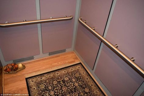 The Elevator at Paisley Park Prince Paisley Park, Haunted Images, Prince Musician, Messy Desk, Prince Of Pop, Rip Prince, Paisley Park, Vintage Interior Design, Music Images