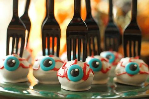 Best idea EVER for a Halloween bake sale -   eyeball cake pops with a fork stuck in them! Gross, and easy to serve, perfect.   Great for a lunchbox treat too. Eyeball Cake Pops, Festa Hotel Transylvania, Eyeball Cake, Diy Halloween Dekoration, Postres Halloween, Recetas Halloween, Lunchbox Treats, Halloween Photo, Halloween Eyeballs