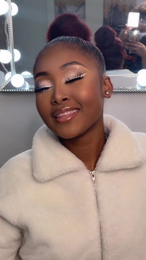 Makeup Looks For Black Women, Birthday Makeup Looks, Gold Makeup Looks, Shimmer Eye Makeup, Glitter Makeup Looks, Prom Eye Makeup, Prom Makeup Looks, Makeup For Black Skin, Birthday Makeup