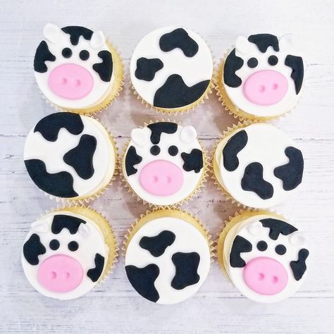 Moo Moo Im Two Cupcakes, Black And White Cow Cupcakes, Cow Theme Cupcakes, Cow Deserts, Cow Cupcakes Ideas, Cow Print Cupcakes, Cowboy Cupcakes, Cow Cupcakes, Farm Animal Cupcakes