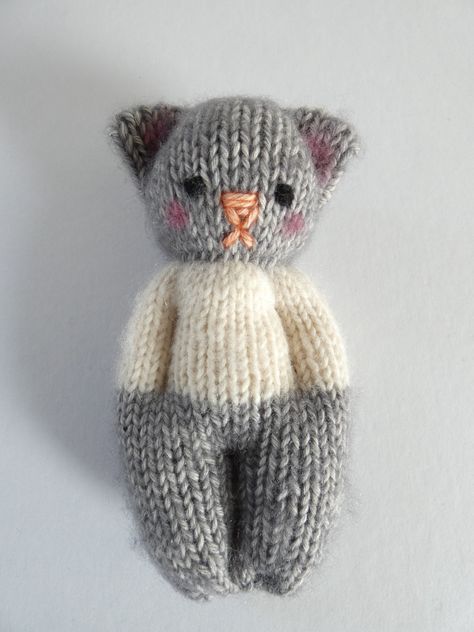 Knitting Dolls Free Patterns, Knitted Dolls Free, Addi Knitting Machine, Aesthetic Patterns, Knitted Doll Patterns, Knitted Toys Free Patterns, Circular Knitting Machine, Knitted Teddy Bear, Animal Knitting Patterns