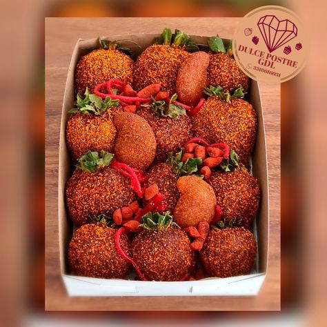 12 fresas envueltas de tamarindo, chamoy y tajin Fresas Enchiladas, Chamoy Candy, Spicy Candy, Mexican Treats, Chocolate Covered Strawberries Bouquet, Fruit Centerpieces, Mexican Snacks, Chocolate Covered Marshmallows, Mexican Dessert Recipes