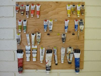 oil paint hanging display and storage with binder clips Studio Seni, Home Art Studios, Rangement Art, Ruangan Studio, Art Studio Space, Art Studio Organization, Art Studio Room, Paint Storage, Paint Tubes