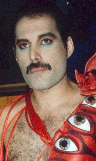 Freddie Mercury "It's a hard life" Glam Rock Makeup, Natural Eye Makeup Tutorial, 80s Makeup, Freddy Mercury, Greatest Rock Bands, Queen Makeup, Queen Photos, Makeup Class, Roger Taylor