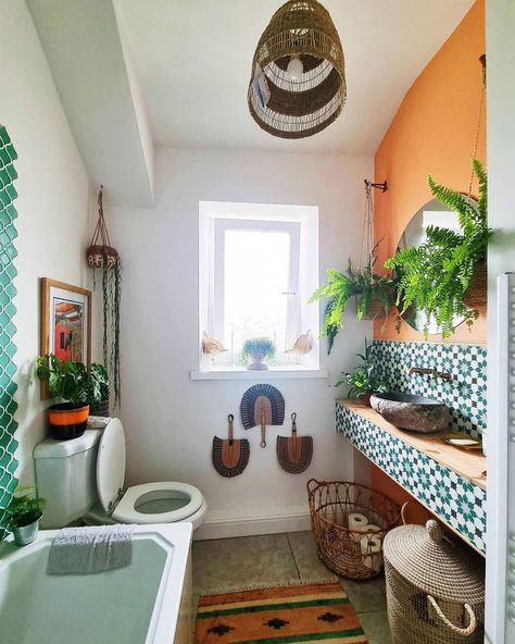 Thinking about giving your bathroom a little upgrade?   Sometimes all it takes is adding some greenery, a stylish basin tap, and a few unique touches to make it feel fresh and inviting.   Upgrade your bathroom with houseofenki.com/   #HouseofEnki #bathroominspo #bathroomgoals #bathroomtips #bathrooms #bathroomideas Orange And Green Bathroom, Jungalow Bathroom, Maximalist Bathroom, Bohemian Bathroom, Green Sink, Eclectic Bathroom, Bathroom Goals, Classic Bathroom, Boho Bathroom