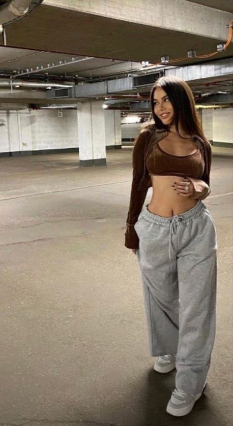 Cute Buissnes Outfits, Summer Outfits Yk2, Grey Sweatpants Women Outfit, Outfit Ideas Y2k Winter, Brown Crop Top Outfit, Trackies Outfit, Ig Baddie Outfits, Fotos Y2k, Insta Baddie Fits