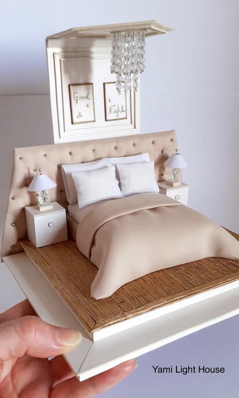 Mini Room Ideas, Dollhouse Diy Ideas, Bedroom Diorama, Diy Miniature Furniture, Diy Miniature House, Miniature Bed, Miniature Bedroom, Cardboard Dollhouse, Diy Pallet Bed