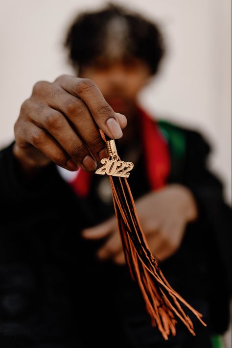 Boy Graduation Photoshoot, Grad Picture Ideas High School, Convocation Photography, Graduation Shoot Ideas, Grad Photo Ideas, 2025 Graduation, High School Graduation Pictures, Grad Picture Ideas, Grad Poses