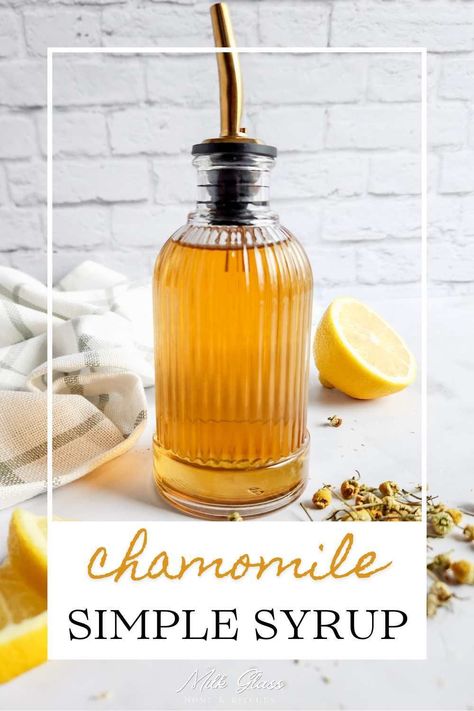 Jazz up your drinks this summer with this chamomile simple syrup! It's got that sweet, flowery smell everyone loves, and it's just the ticket for making the best lemonades, sodas, and whatever else you fancy. Summertime sipping, sorted! Christmas Simple Syrup, Drink Syrup Recipes, Herb Syrup, Syrup Recipe For Cocktails, Chamomile Syrup, Chamomile Recipes, Chamomile Tea Benefits, Homemade Coffee Syrup, Chamomile Growing