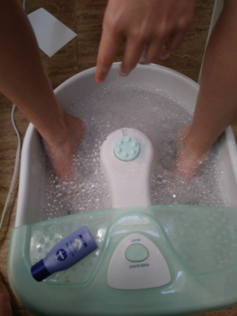 Pedicure Pedicure Aesthetic Salon, Selfish Era, Pedicure Pictures, Pedicure Soak, Pedicure Massage, Home Pedicure, Pedicure Station, Pedicure Machine, 2025 Goals