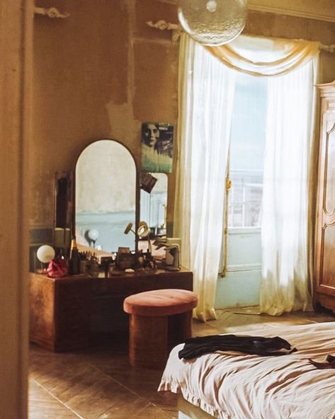 Villanelle Apartment Paris, Villanelle Bedroom, Vintage Paris Apartment, Vintage French Apartment, Villanelle Apartment, Killing Eve Aesthetic, Villanelle Aesthetic, Paris Apartment Aesthetic, Paris Apartment Interiors