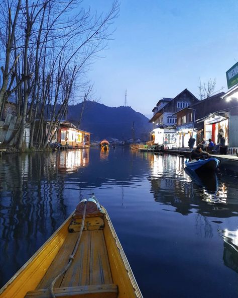 Sunsets over the peaceful lake and welcomes the quietness of the dusk. Row in the pristine waters of Dal Lake, and enjoy the solitary time or the evening with the loved one, as you glide through in a houseboat. PC:@alen_pascal Kashmir Culture, Kashmir Aesthetic, Kashmir Photos, India Places, Srinagar Kashmir, Dal Lake, India Street, Live Drawing, Jammu Kashmir