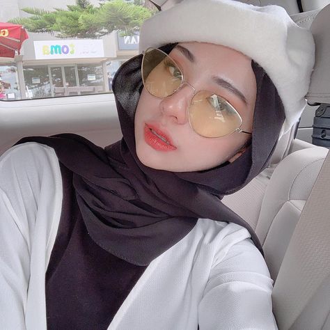 Beret With Hijab, Beret Hijab, How To Style Beret, Baret Outfit, Hijab Fashionista, Hijabi Fashion Casual, Casual Hijab Outfit, Muslim Fashion Hijab