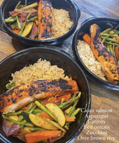 Fish Prep Meals, Simple Pescatarian Meal Prep, Clean Eating Food Prep, Healthy Eating Pescatarian, Healthy Pescatarian Dinner Recipes, Fruit And Veggie Meal Prep, Asparagus And Carrots Recipes, Pescetarian Meal Prep, Healthy Salmon Lunch Ideas