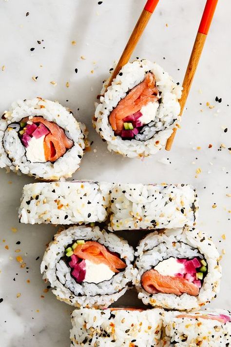 Sushi Rolls Recipes Homemade, Diy California Roll Sushi, Make At Home Sushi, Homemade Tuna Sushi, Sushi Diy Easy, Non Raw Sushi Recipes, Best Sushi Rice Recipe, Home Sushi Rolls, At Home Sushi Rolls