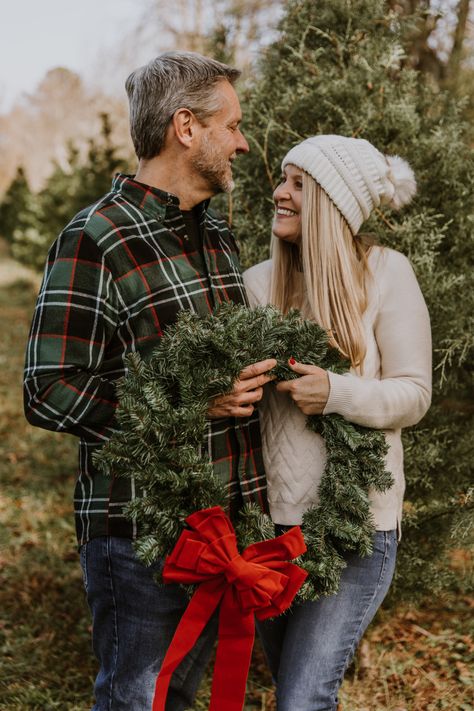 Christmas Mini Outdoor, Tree Lot Photoshoot, Christmas Photo Shoots Family, Christmas Tree Farm Holiday Photos, Country Christmas Pictures, Holiday Couples Photos, Christmas Shoot Outdoor, Christmas Photos Outdoor, Christmas Photo Session Outfits