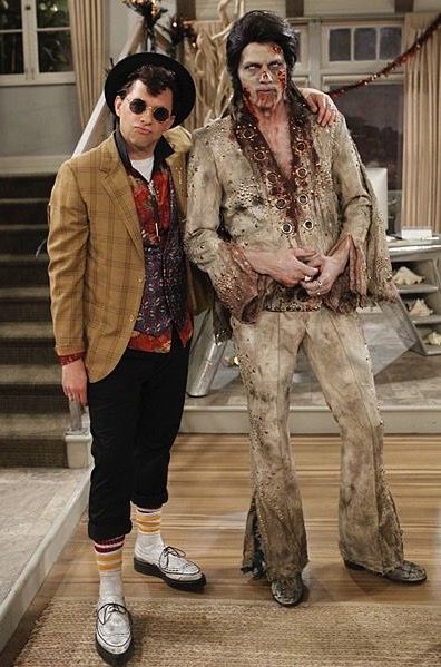 Walden as Zombie Elvis and Alan as Duckie in Two and a Half Men. Tv Characters Halloween Costumes, John Cryer, Two Half Men, Best Tv Characters, Two And Half Men, Elvis Costume, Jon Cryer, Two And A Half Men, Halloween Episodes