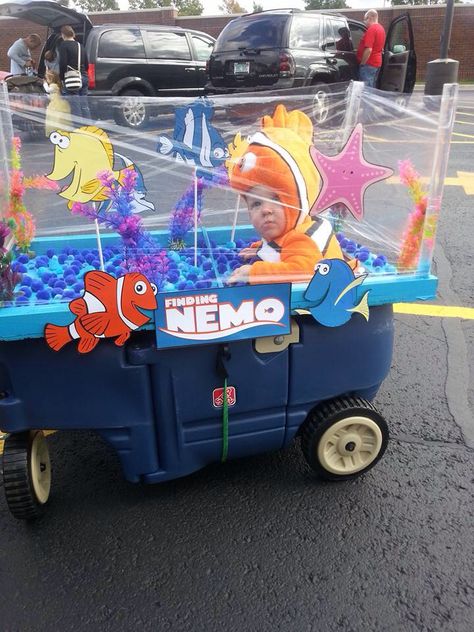 Halloween Costume "Finding Nemo" More Halloween Wonderfold Wagon, Baby Boy Halloween Costumes, Wagon Halloween Costumes, Mickey Mouse Halloween Costume, Family Themed Halloween Costumes, First Halloween Costumes, Twin Halloween