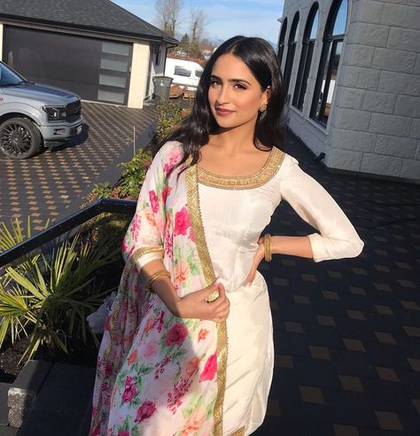 Tanu Grewal, Punjabi Dress Design, Simple Indian Suits, Suits Actress, Patiala Suit Designs, Punjabi Models, Punjabi Salwar, Punjabi Fashion, Punjabi Outfits