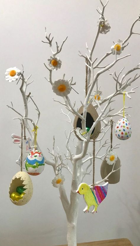 How to Make an Easter Tree  - simple DIY Easter tree craft which makes the perfect centrepiece for your Easter table #eastercrafts #eastercraft #easterDIY Easter Tree Ideas, Easter Tree Diy, Takken Decor, Family Budgeting, Branch Centerpieces, Diy Tree Decor, Easter Arts And Crafts, Easter Egg Tree, Easter Tree Decorations