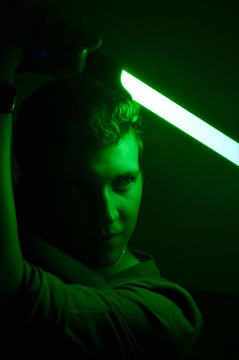 Star Wars Senior Pictures, Lightsaber Photography, Lightsaber Photoshoot Ideas, Star Wars Photoshoot, Star Wars Photography, Lightsaber Photoshoot, Green Lightsaber, Star Wars Poses, Lightsaber Poses