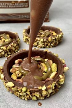 Chocolate Pistachio Tart, Pistachio Tartlet, Chocolate Tart Decoration, Christmas Bakery Ideas, Christmas Tart Recipes, Trending Nail Ideas, Tart Christmas, Christmas Tarts, Cookie Tart