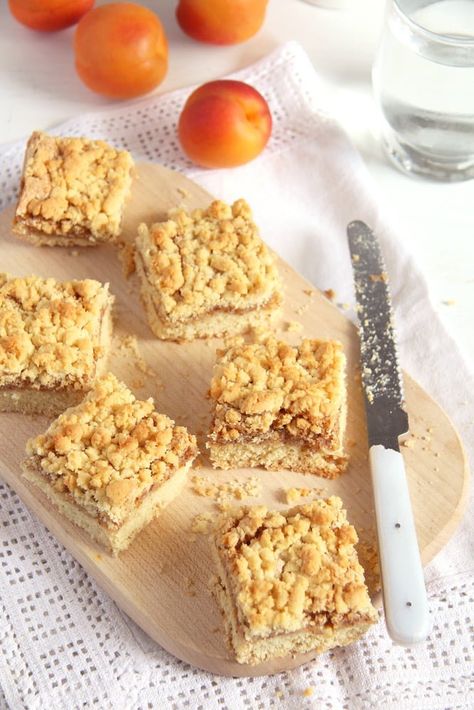 Apricot Jam Tart Recipes, Jam Cake Recipe, Cake Crumble, Crumble Cake Recipe, Traybake Cake, Mini Tart Recipes, Easy Tart Recipes, Apricot Jam Recipes, Jam Cake