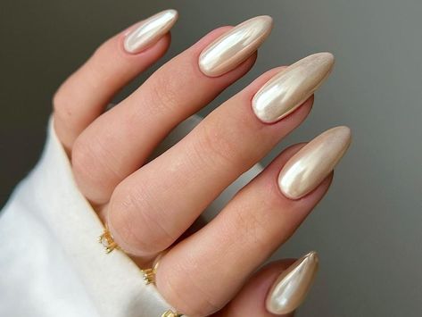 Vanilla Chrome Nails, Chrome Manicure, Emerald Nails, Chrome Nail Art, Gold Nail Designs, Modern Nails, Pearl Nails, Metallic Nails, Hot Nails