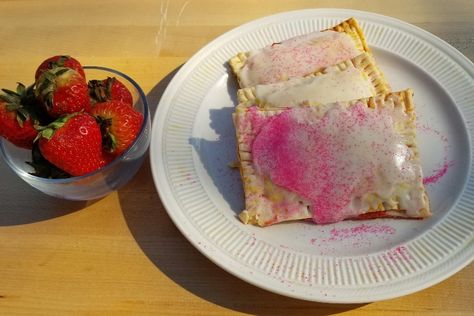 Strawberry Poptart, Homemade Pop Tarts Recipe, Gluten Free Pop Tarts, Best Pie Crust Recipe, Homemade Pop Tarts, Poptart Recipe, Breakfast Tart, Strawberry Pop Tart, Pop Tart