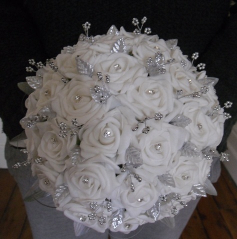 Glitter Wedding Bouquet, Wedding Bouquets Sparkle, White And Silver Wedding Bouquets, Sparkly Wedding Bouquet, Sparkly Flower Bouquet, White And Silver Quinceanera Theme, White Quince Bouquet, Wedding Bouquets Real Flowers, Quinceanera White Dresses