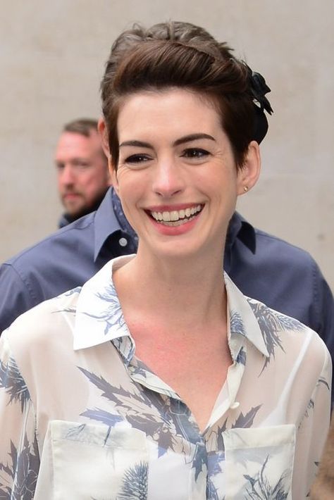 3 Hairstyles That Prove Anne Hathaway Is Going to Grow Out Her Pixie With No Sign of Awkwardness Anne Hathaway Short Hair, Scorpio Fashion, Anne Hathaway Style, 3 Hairstyles, Short Hair Hacks, Soft Dramatic, Growing Out Short Hair Styles, How To Wear A Scarf, The Beauty Department