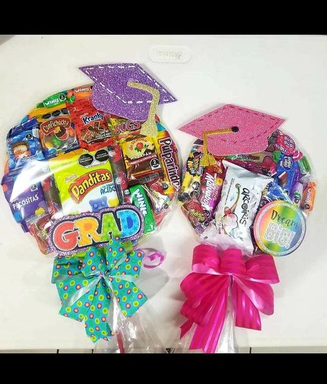 Kids Candy Crafts, Birthday Candy Bouquet, Graduation Gift Basket, Kindergarten Graduation Gift, Kindergarten Graduation Party, Preschool Designs, Candy Arrangements, Diy Graduation Gifts, Gold Graduation Party