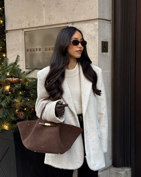 Is it too early to say.. it’s beginning to look a lot like Christmas? 🎄🎁 Outfit details Blazer @zara (ref: 1255/825) Knit @softgoatcashmere Jeans & boots @riverisland Bag @demellier . . Winter outfit, casual outfit, smart casual, autumn fashion, winter style, London Christmas, festive outfit Demellier Bags Outfit, Blazer Coat Outfit, Paris Autumn Outfit, Old Money Inspired Outfits, Demellier Bags, Smart Casual Autumn, White Cardigan Outfit, Winter Outfit Casual, Paris Autumn