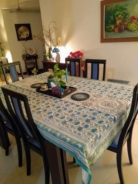 Table cloth combination Dining Table Decor Indian Home, Dining Table Decor Indian, Dining Rooms Ideas, Decor Indian Home, Indian Living Room, Simple Dining Table, Indian Room Decor, Indian Bedroom Decor, Dining Table Cloth