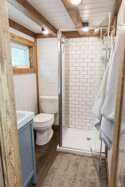 Tiny Home Bathrooms, House Bathroom Designs, Bathroom With Tub, Bathroom Shower Design, Tub Ideas, Best Tiny House, Interior Minimalista, Tiny House Bathroom, Tiny Bathrooms