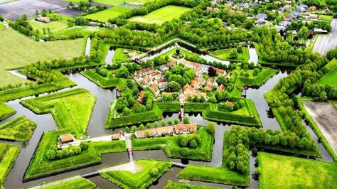 Giethoorn, Netherlands: The Town With No Roads Star Fortress, Star Fort, Beaux Villages, Beautiful Villages, Macedonia, Positano, Albania, Most Beautiful Places, Estonia