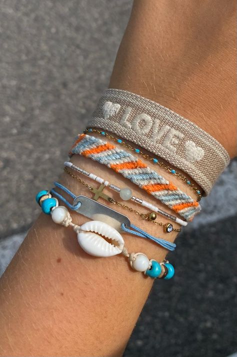 Bracelets en lotaesthetic vibes summerbleubeige et blanc. Lot Of Bracelets Aesthetic, Lots Of Bracelets Aesthetic, Coastal Granddaughter Bracelets, Lots Of Jewelry Aesthetic, Aesthetic Summer Bracelets, Beach Bracelet Ideas, Summer Bracelets Aesthetic, Lots Of Bracelets, Summer Bracelet Stack